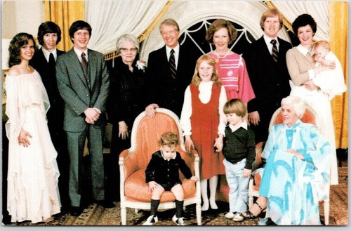 PRESIDENT CARTER AND HIS FAMILY POSTCARD Identified on Back. - Picture 1 of 2