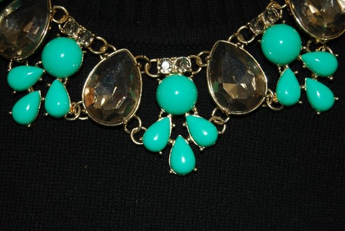 BANANA REPUBLIC LARGE BOLD ACRYLIC GREEN CABOCHONS & SMOKE CRYSTALS BIB NECKLACE - Picture 9 of 12