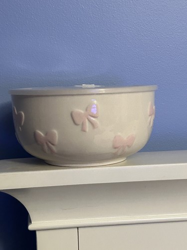 Keramikschale mit rosa Schleifen und belüftetem Deckel. coquette. sehr süß!