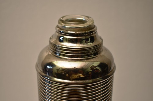 Borraccia sottovuoto thermos vintage tedesca in metallo con design a coste, anni 50-60 circa - Foto 6 di 10