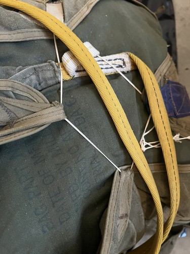 T-10 MC-1 Personnel Parachute w/ Harness (35’ parachute) Military Collectible - Picture 8 of 9