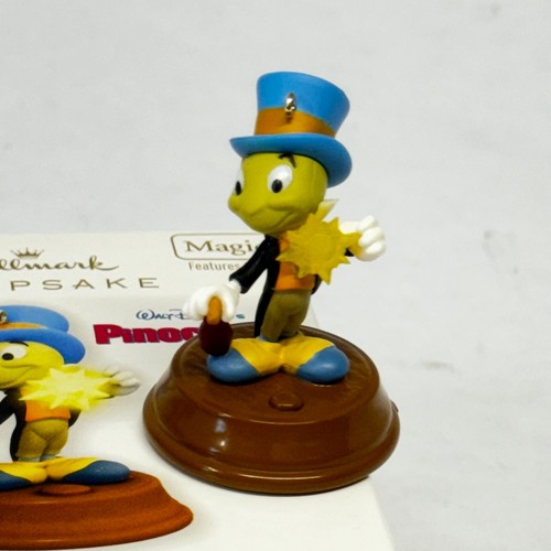 2011 Hallmark JIMINY CRICKET miniatura ornamento magico di Walt Disney - DV38 - Foto 3 di 5