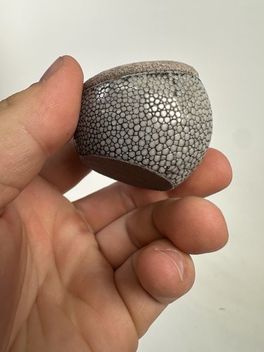 Antiguo soporte de exhibición de anillo en forma de orbe y negro blanco y negro Shagreen - Imagen 2 de 10