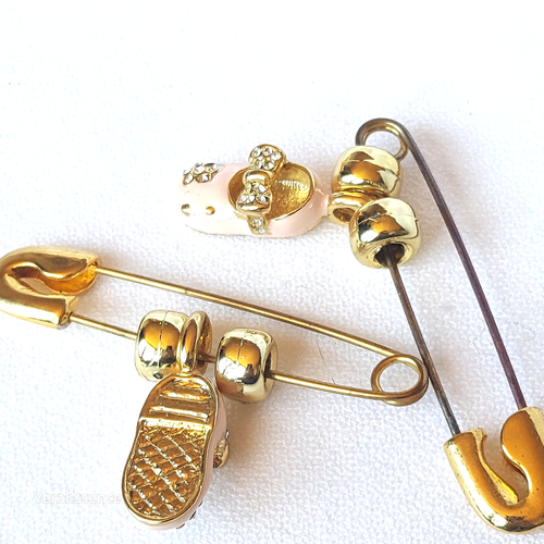 SCHÖNE VINTAGE BABY MÄDCHEN SCHUHE SICHERHEITSNADEL CHARM HALTER ANSTECKNADEL GOLDFARBEN STRASS - Bild 3 von 7