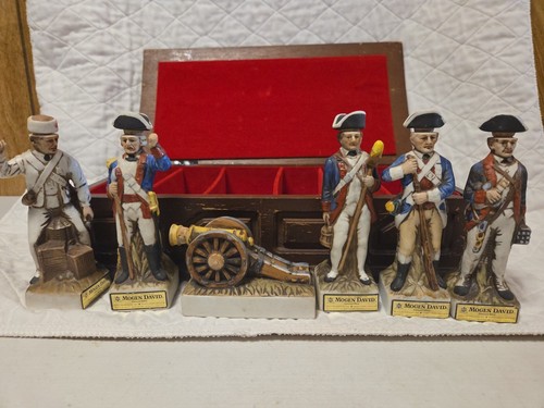 Vintage Mogen David Battle of Concord 1776 Porzellan Wein Dekanter Set Holz Box - Bild 2 von 14