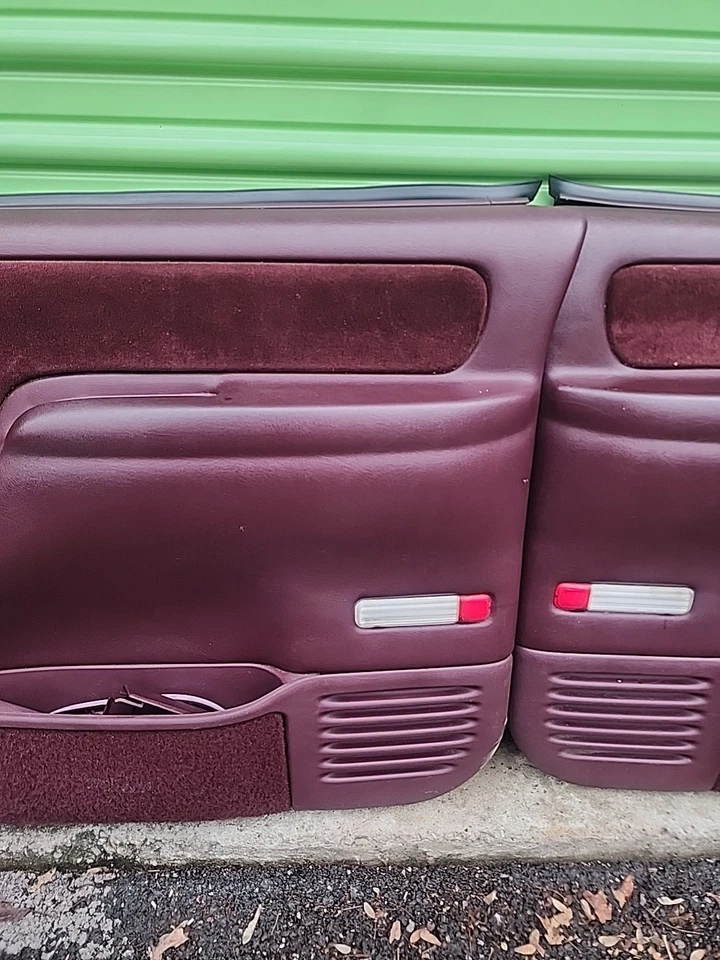 1996-99 雪佛兰 K-1500 双前门内部装饰面板 * 2 件套 * 红色 - 79D — 第 4/4 张图片