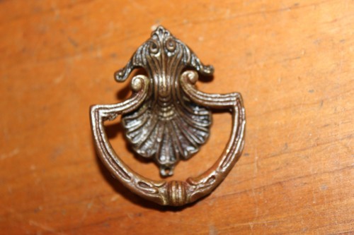 Schöner antiker Bronzeguss Schubladenbügel Fallgriff Zug mit Muschelmotiv G-52 - Bild 1 von 4