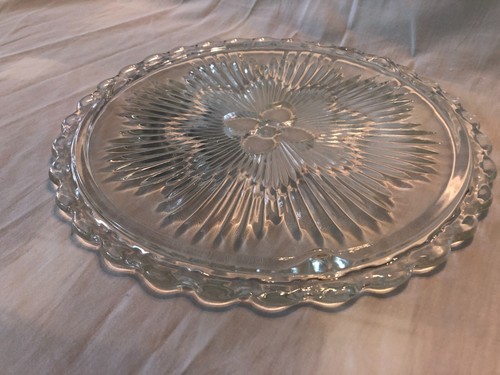 Vintage Pressglas 11" Glas Tortenplatte mit erhöhten Füßen & eingerücktem Blumendesign - Bild 2 von 10
