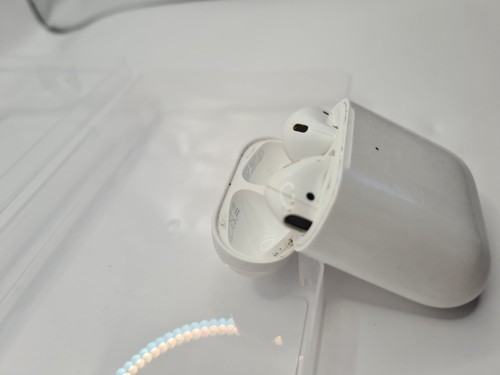 Genuine Apple AirPods(2nd generation) with Wireless Charging Case - Photo 3 sur 7