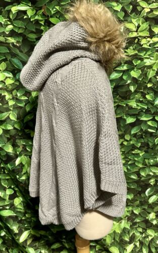 Little Lass Hooded Knit Sweater Poncho Faux Fur Edge Snap Arm Holes Gray Girls 5 - Picture 2 of 7