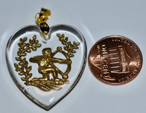VINTAGE CLEAR GLASS ZODIAC ASTROLOGY HEART PENDANT INTAGLIO SAGITARIUS 30mm - Picture 1 of 2