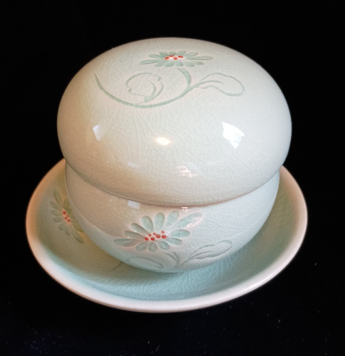 4 Piece Korean Celadon Crackle Glaze Tea Cup Saucer Infuser Flower Design w/Red - Foto 2 di 17