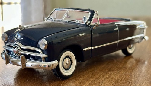 Franklin Mint 1949 Ford Custom Convertible 1:24 Diecast Dark Blue Model Car - Picture 4 of 12