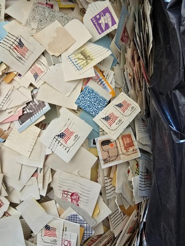 Almost 11 Pounds Of US Stamps On Paper Late 60's to Late 90's & Commemoratives - Picture 3 of 4