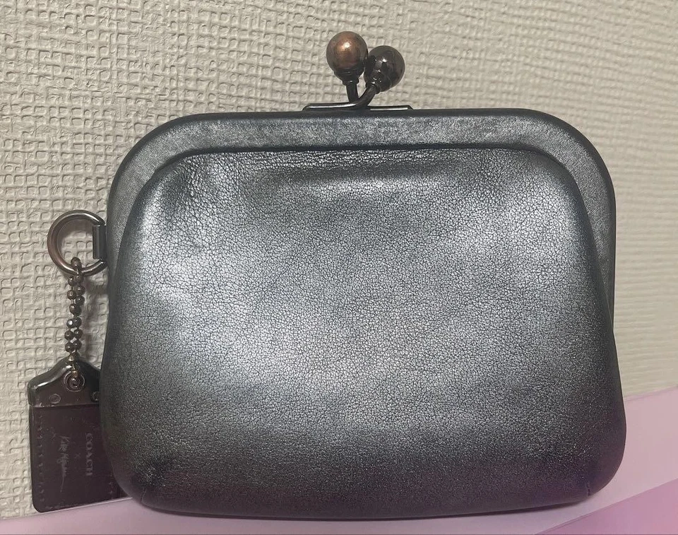 MONEDERO COACH 75947 KIKO MIZUHARA CUERO GRIS REMACHES ESTRELLA KISSLOCK BUENO Foto 2 de 4