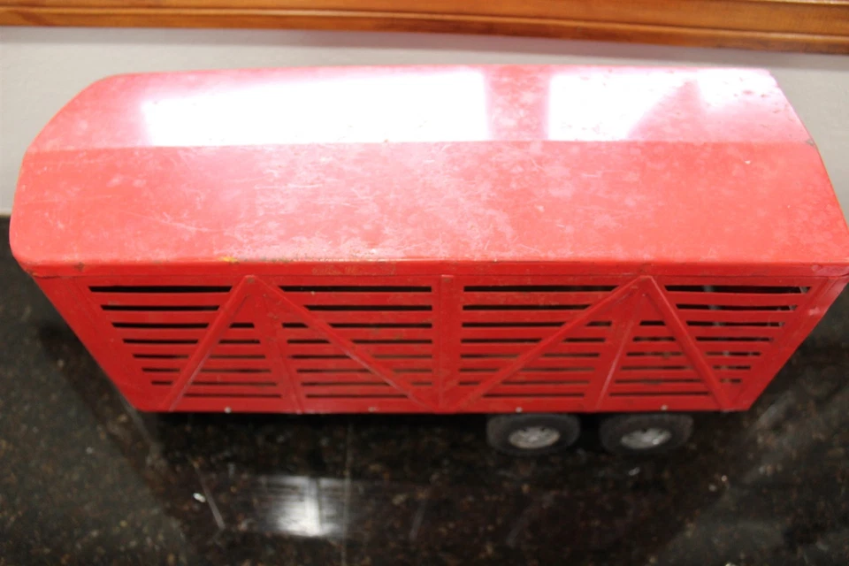 Remolque de colección Tonka para ganado rojo acero prensado con cama de madera contrachapada puerta trasera Foto 3 de 4