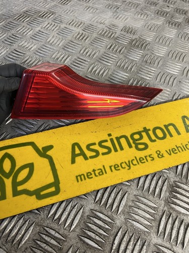 2005-09 Volvo C70 MK2 PRE FACELIFT Offside Driver Rear Tailgate Light Reflector - Picture 6 of 9
