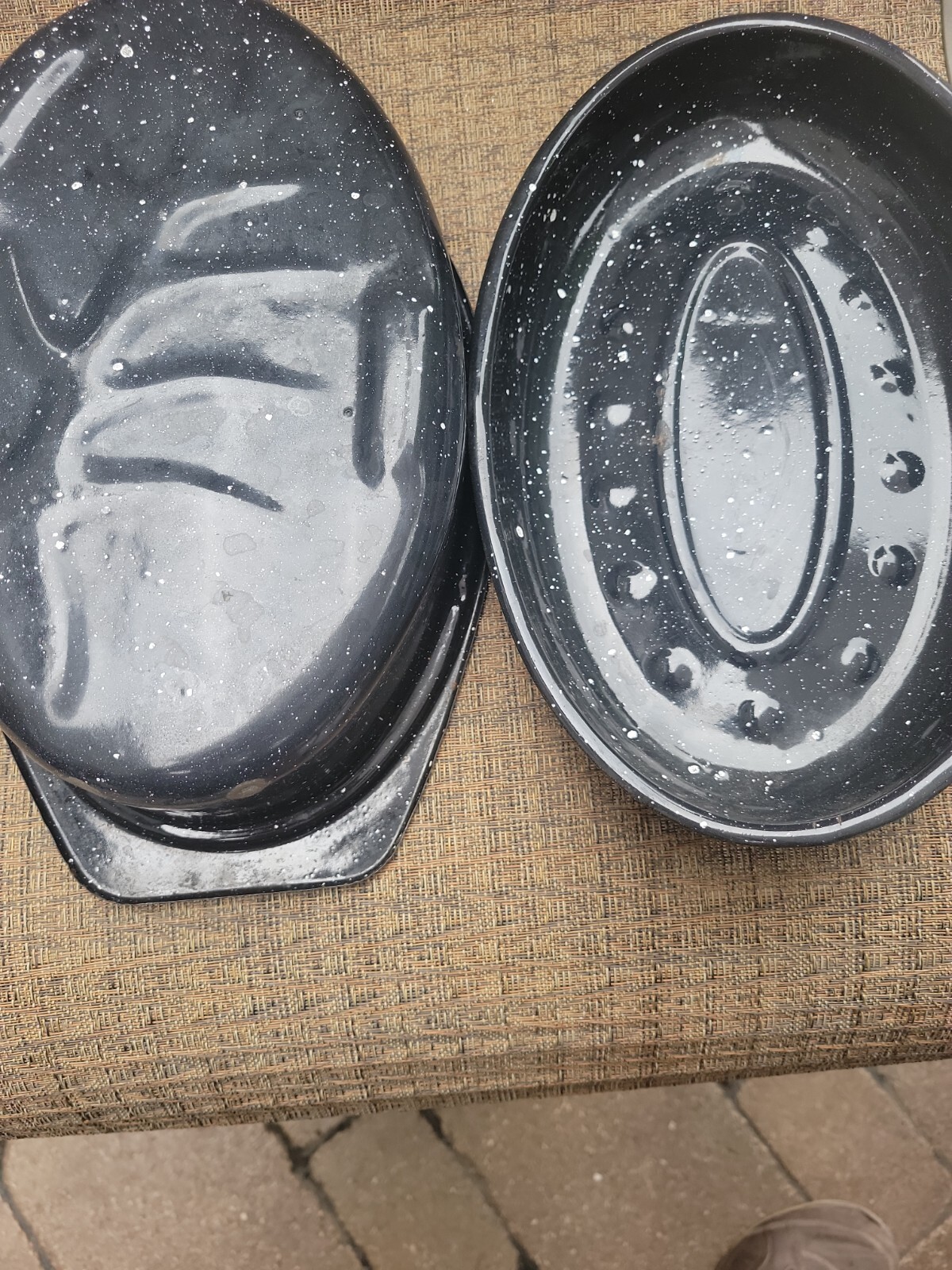 BLACK SPECKLED ENAMELWARE OVAL ROASTING PAN WITH LID / APPROX 13" LONG
