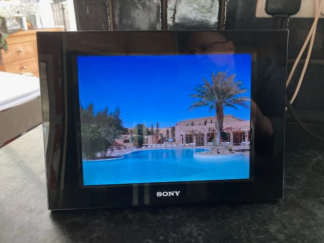 Sony - Digital Photo Frame - DPF-D80 - NO REMOTE - Used - Image 2 of 4