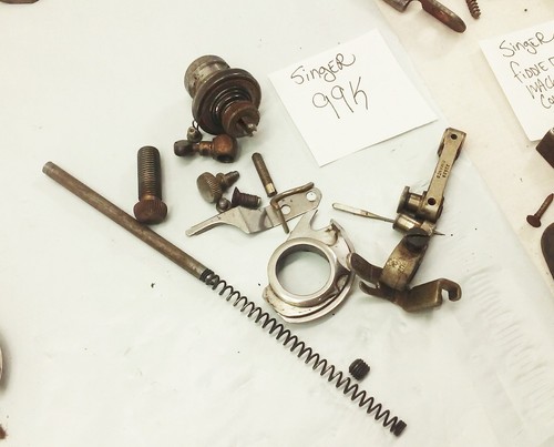 Lote de piezas de máquina de coser cantante de colección pedal doblar madera 128 127 66 27 99K - Imagen 4 de 13