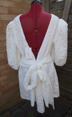 IN THE STYLE White Floral Textured Puff Sleeve Bow Back Mini Dress - Size 20 NEW - Picture 2 of 8