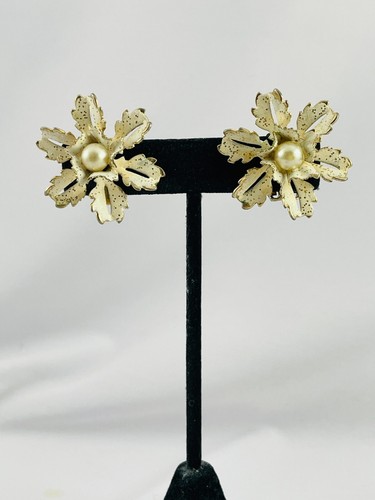 Vtg Floral Snowflake Glitter White Enamel Faux Pearl Gold Tone Clip On Earrings - Picture 3 of 9