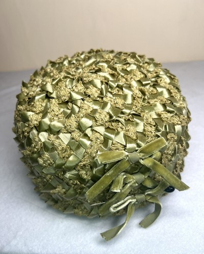 Vintage 1950’s Green Straw And Ribbon Pillbox Hat Bow Details Gold Thread 21.5"