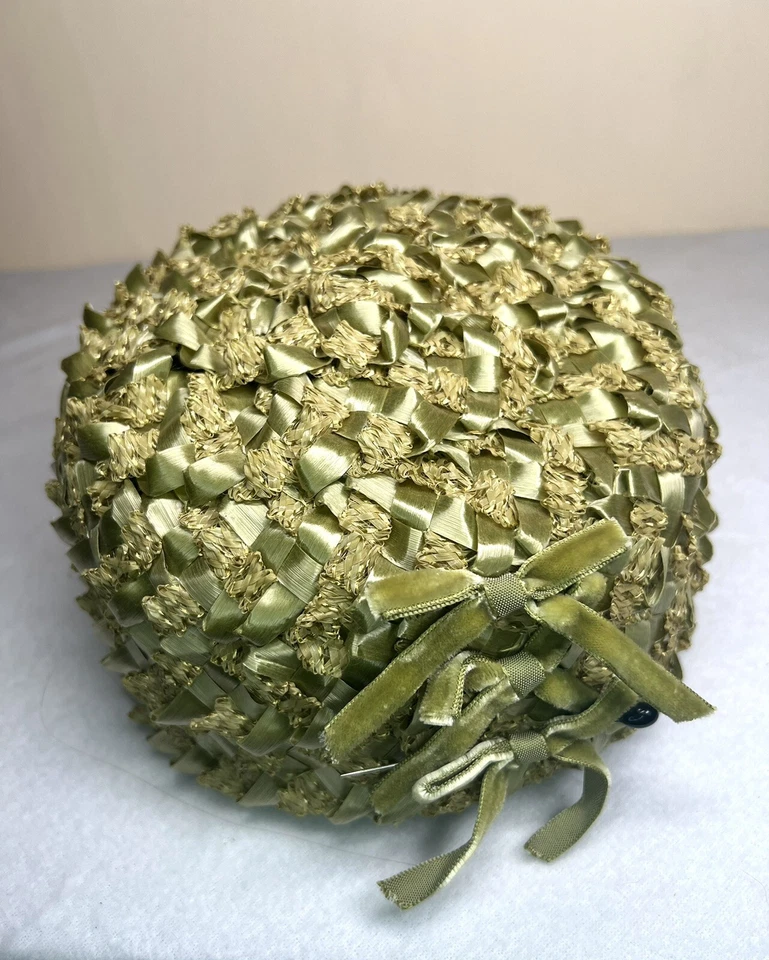Vintage 1950’s Green Straw And Ribbon Pillbox Hat Bow Details Gold Thread 21.5" - Image 3 of 4