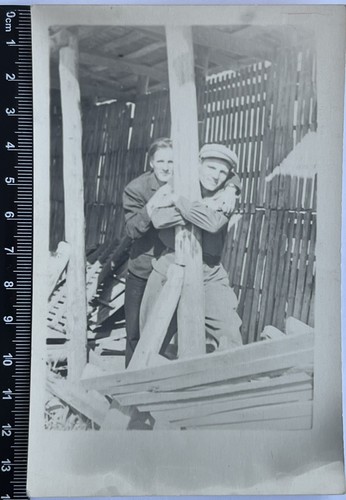 Cariñosos guapos jóvenes chicos atractivos abrazando gay interior foto antigua #713 - Imagen 2 de 3