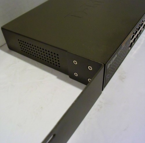 D‑Link 24-Port 10/100 Fast Ethernet Unmanaged Switch DES-1024D - Rack Mountable - Picture 4 of 7