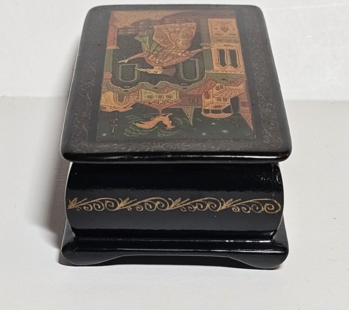 Caja con bisagras de laca negra rusa baratija joyería Mctepa cuento de gallo dorado - Imagen 5 de 10