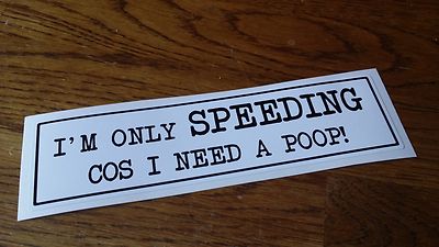 Neuheit Autoaufkleber I'M ONLY SPEEDING COS I NEED A POOP Vinyl Aufkleber