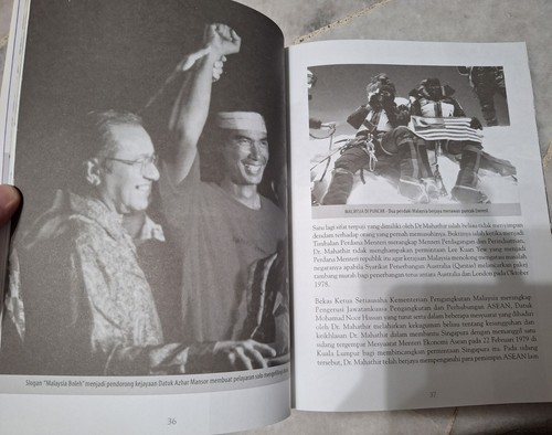 Mahathir Pencetus Tamadun Insaniah Biografi Tun Dr. Mahathir Mohamad 2003 - Picture 11 of 12