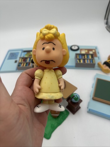 VTG Peanuts Charlie Brown 2002 School Desk Toy Set w/ Sally Lucy Patty HTF - Picture 13 of 24