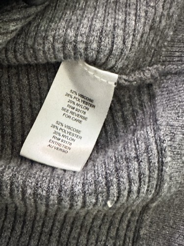 Tahari T Gray Ribbed Sweater Button Shoulder Soft Knit Top Minimalist Chic M - Picture 7 of 9
