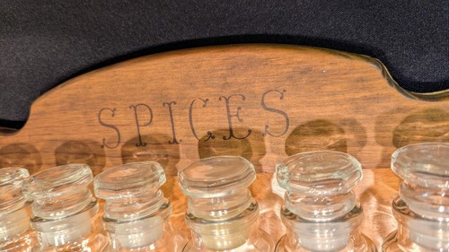 Portaspezie vintage tre alpinisti in legno da appendere e 16 barattoli per spezie in vetro da farmacia - Foto 5 di 20