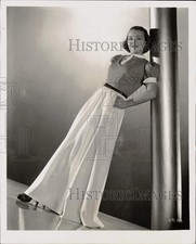1939 Press Photo Actress Jane Bryan models a casual dinner gown, Hollywood, CA
