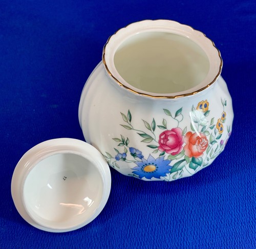WEDGEWOOD BONE CHINA AVEBURY LIDDED SUGAR BOWL - Picture 3 of 4