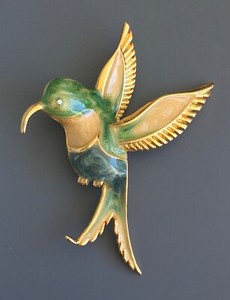 Vintage-hummingbird-brooch-in-enamel-on-gold-tone-metal-with-crystals