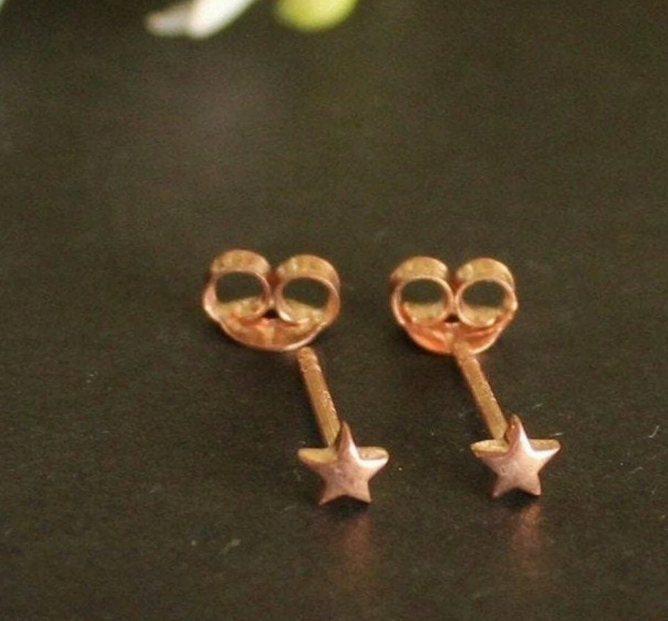 Mini piercing de estrella de oro macizo de 14k perforación corporal de oro delicada joyería celestial. Foto 3 de 4