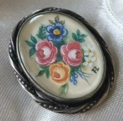 Antike Miniatur Brosche Blumenstrauß bemalt auf Zelluloid unter Glas 