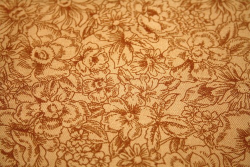 PRISM FROM HOFFMAN-TONE ON TONE GOLD FLOWERS - 100% COTTON FABRIC - Picture 2 of 5