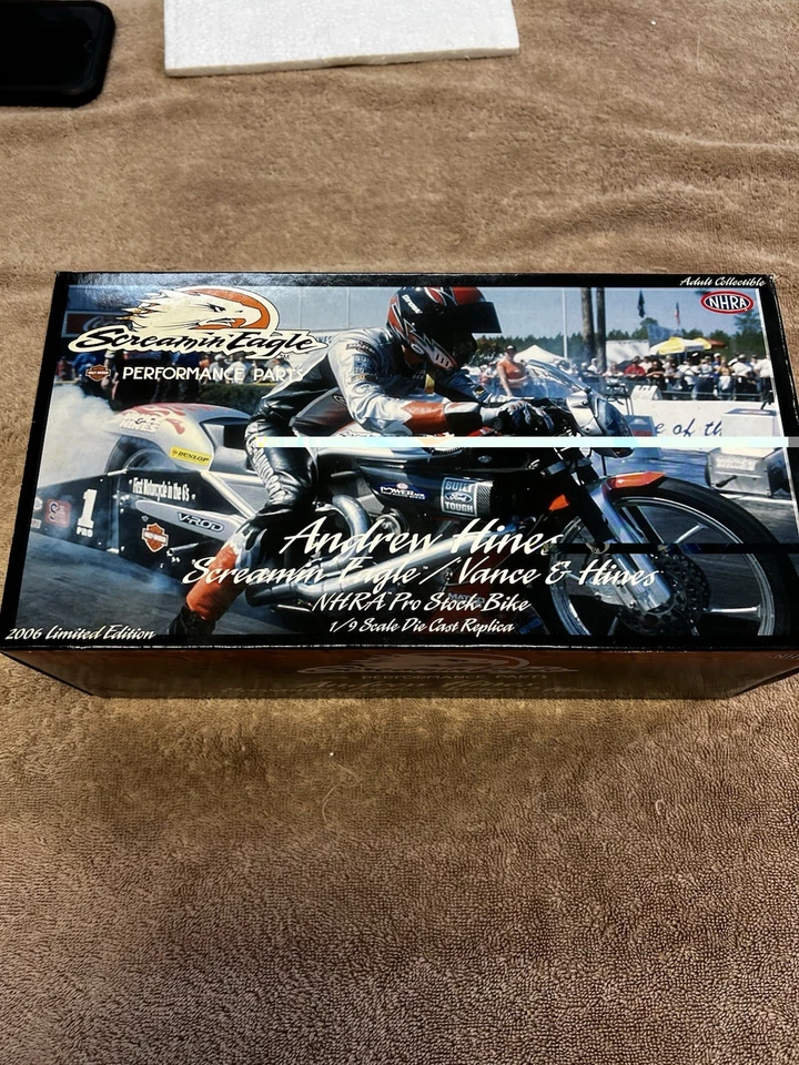 Bicicleta Andrew Hines Screamin Eagle Vance & Hines NHRA Pro Stock Escala 1/9 Die Cast Foto 3 de 4