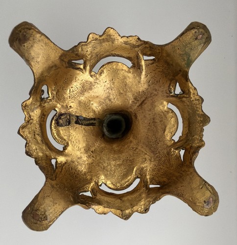 Soporte de pilar de vela vintage ornamentado estilo rococó latón con patas doradas - Imagen 7 de 7