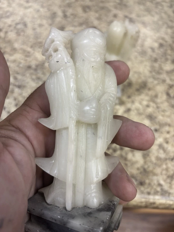 "Par chino de jabonera tallada sabios con base de mármol de aproximadamente 5"" de alto cada uno". Foto 2 de 4