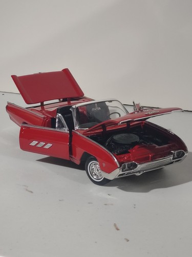 1:18  Scale 1963 FORD® THUNDERBIRD® CONVERTIBLE - Picture 5 of 13