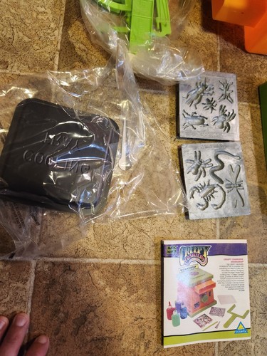 Creepy Crawlers Workshop Bug Maker Oven w/ 2 Molds, Goops & Manual 1992 Vintage - Picture 6 of 10