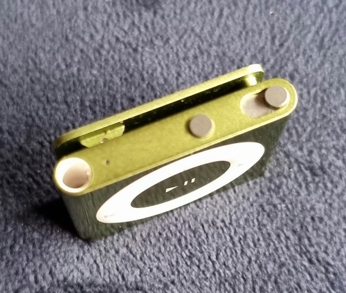 Apple iPod Shuffle 4th Gen - Green - 2GB Serial No: CC4DN52PDFDN - Picture 4 of 9