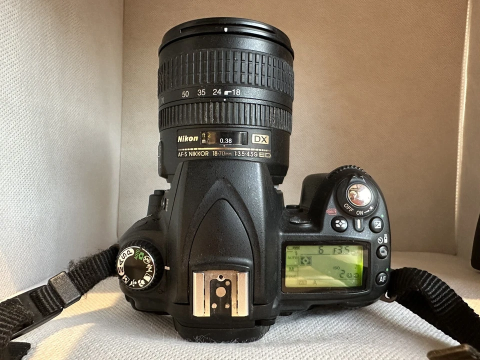 Cámara digital Nikon D90 SLR con lente DX AF-S de 18-70 mm y más obturador 8322 Foto 4 de 4