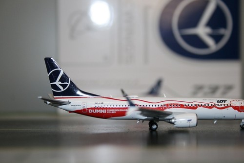 JC Wings 1:400 LOT Polish Airlines Boeing 737 MAX 8 SP-LVD (LH4200) Model Plane - Picture 4 of 7